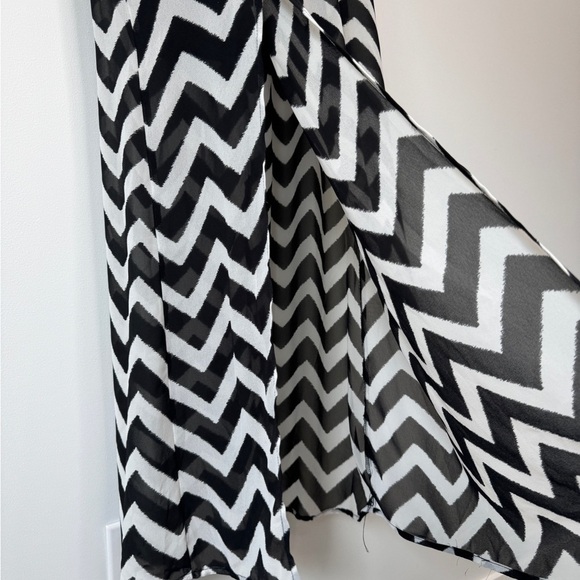 Love 21 Black and White Ombré Chevron Mini Skirt with Maxi Layover (S) - Picture 3 of 5